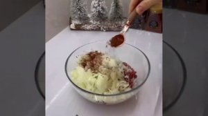 Сочная мясная выпечка на сметане