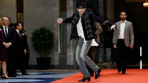 Полное видео Тэхёна, поющего и танцующего на вечере Love Your W 2025 от W Korea!