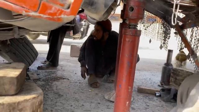 40-тонный груженый грузовик Fm сломал переднюю ось смотреть онлайн