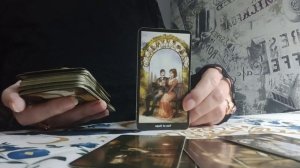 Что у него с соперницей? Расклад Таро
