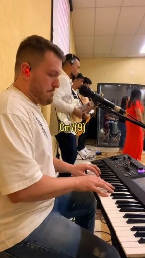 Клавишник на своём месте.