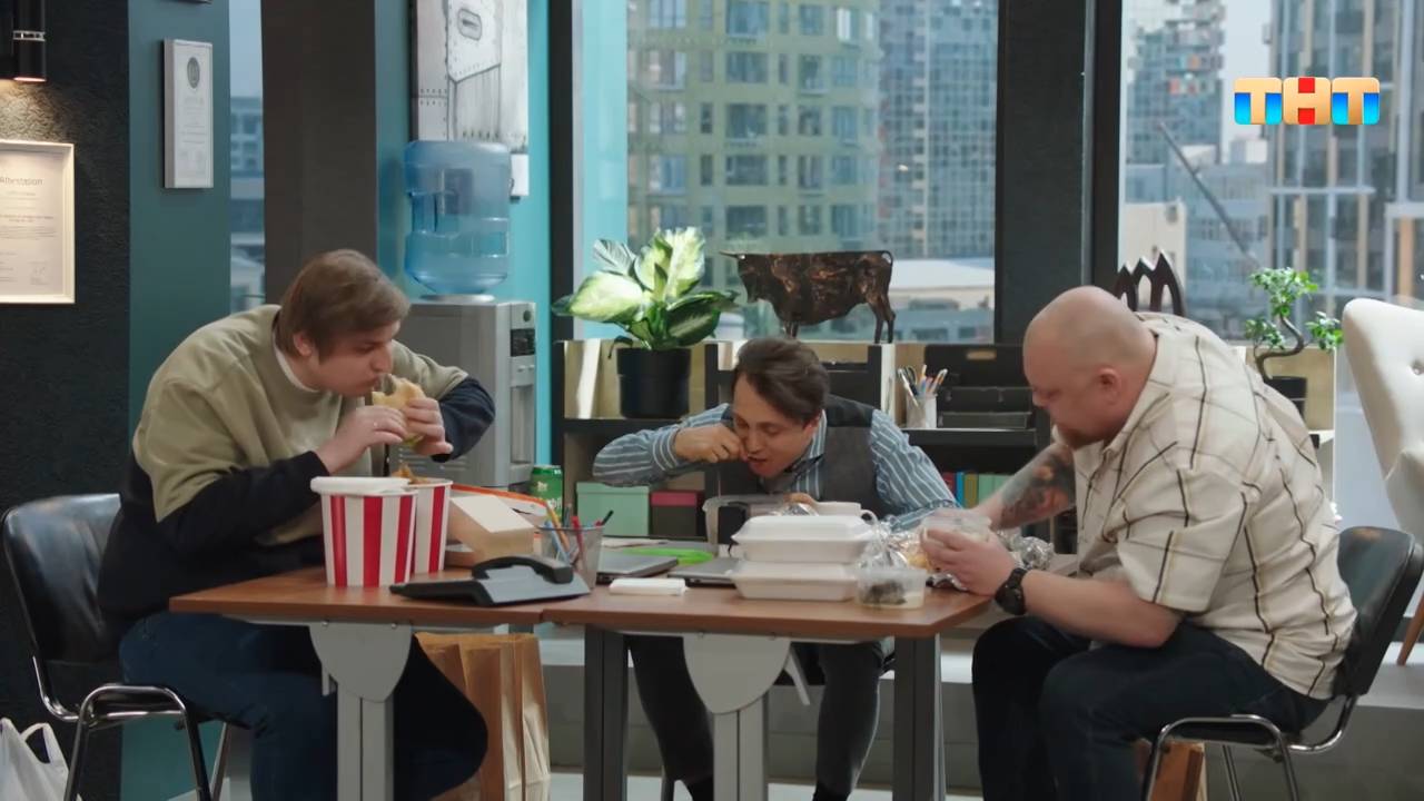 Офисные сотрудники хитростью добывают себе бесплатный обед смотреть онлайн