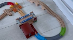 Деревянная железная дорога , паровозик у шахты , заросшие рельсы