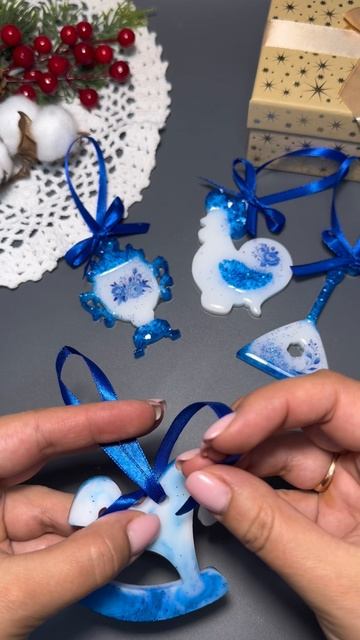 Ёлочные игрушки из эпоксидной смолы. Ручная работа. Игрушки в стиле Гжель смотреть онлайн