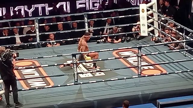 Буакав Банчамек совершает "Вай Кру Рам Муай" (Муай-тай).mp4 смотреть онлайн