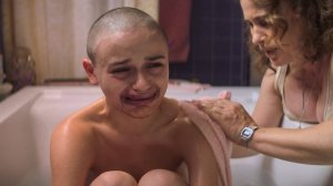 Мать обрила дочь налысо и вырвала все зубы, чтобы выдать ее за инвалида →