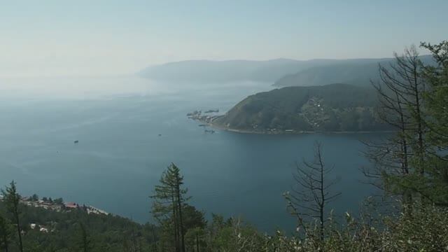 Смотровая площадка - вид на озеро Байкал и реку Ангару (камень Черского). смотреть онлайн