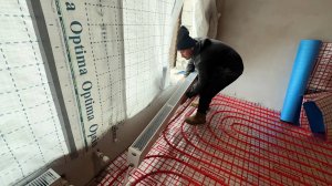 Пришлось отключить отопление в доме. Теперь у нас есть пол. Перестраиваем старый деревенский дом.