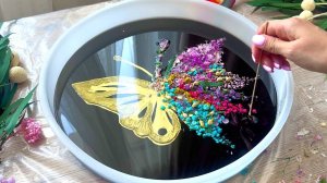 Стол Бабочка из эпоксидной смолы и цветов.