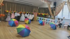 Задорный танец с зонтиками в подготовительной группе