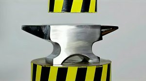 Гидравлический пресс мнет металические предметы