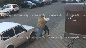 Момент нападения на 17-летнюю девушку в Краснодаре попал на видео