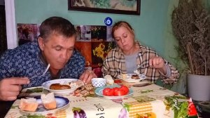 Жизнь в деревне. Возле печки замерзла