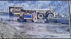 БелАЗ раздавил УАЗик на Сахалине. Водитель спасался бегством