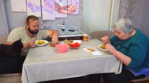 Куда пропал папа? Мы с мамой переживаем за него Какая вкусная картошка с луком Кушаем вместе с мамой