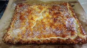Пирог с фаршем и шампиньонами из слоеного дрожжевого теста.
