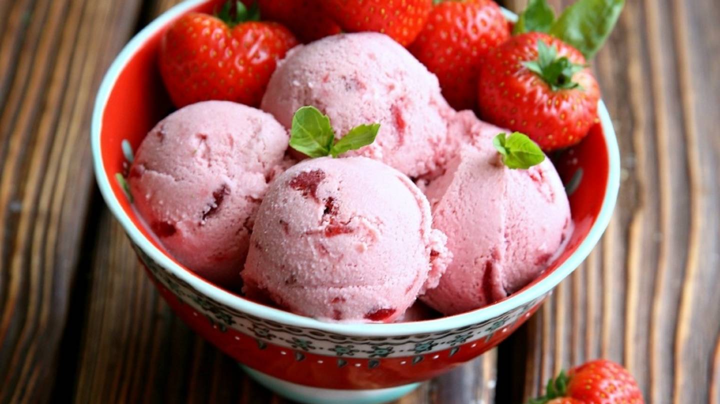 Домашнее клубнично-банановое мороженое смотреть онлайн