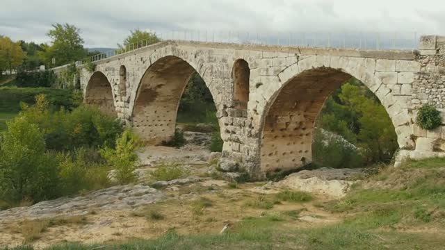 Древнеримский мост Понт Жульен (Франция, Прованс). смотреть онлайн