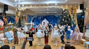 Простой вход на новогодний утренник. С новый годом, супер детский сад!