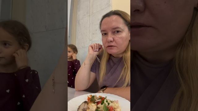 Макароны, скумбрия, салаты. Мукбанг в санатории. Ужин 16.10.2025 смотреть онлайн