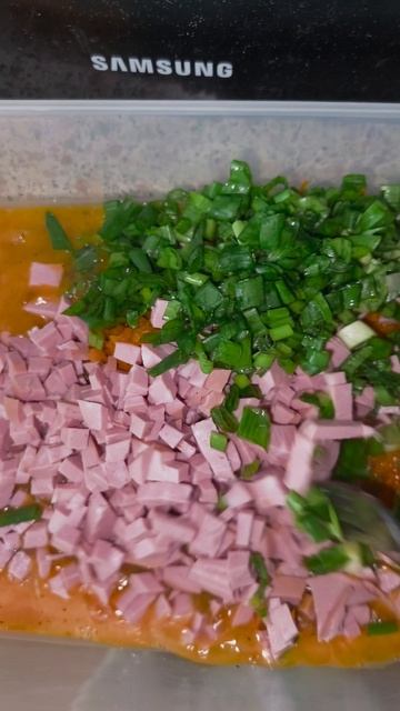 ОМЛЕТ С ЛУКОМ И КОЛБАСОЙ