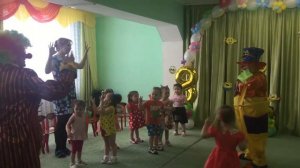 Развлечение с клоунами для детей группы раннего возраста