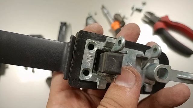 Как заменить накладку на ручке двери Lada Granta 2011-2018 г.