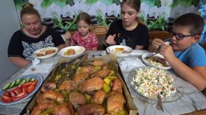 мукбанг. крабовый салат и курица с картошкой