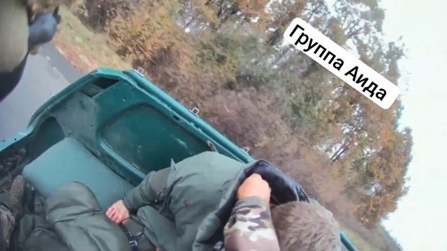 Штурмовые медики отряда эвакуации врываются на позиции на передке и спасают тяжелораненного разведчи смотреть онлайн