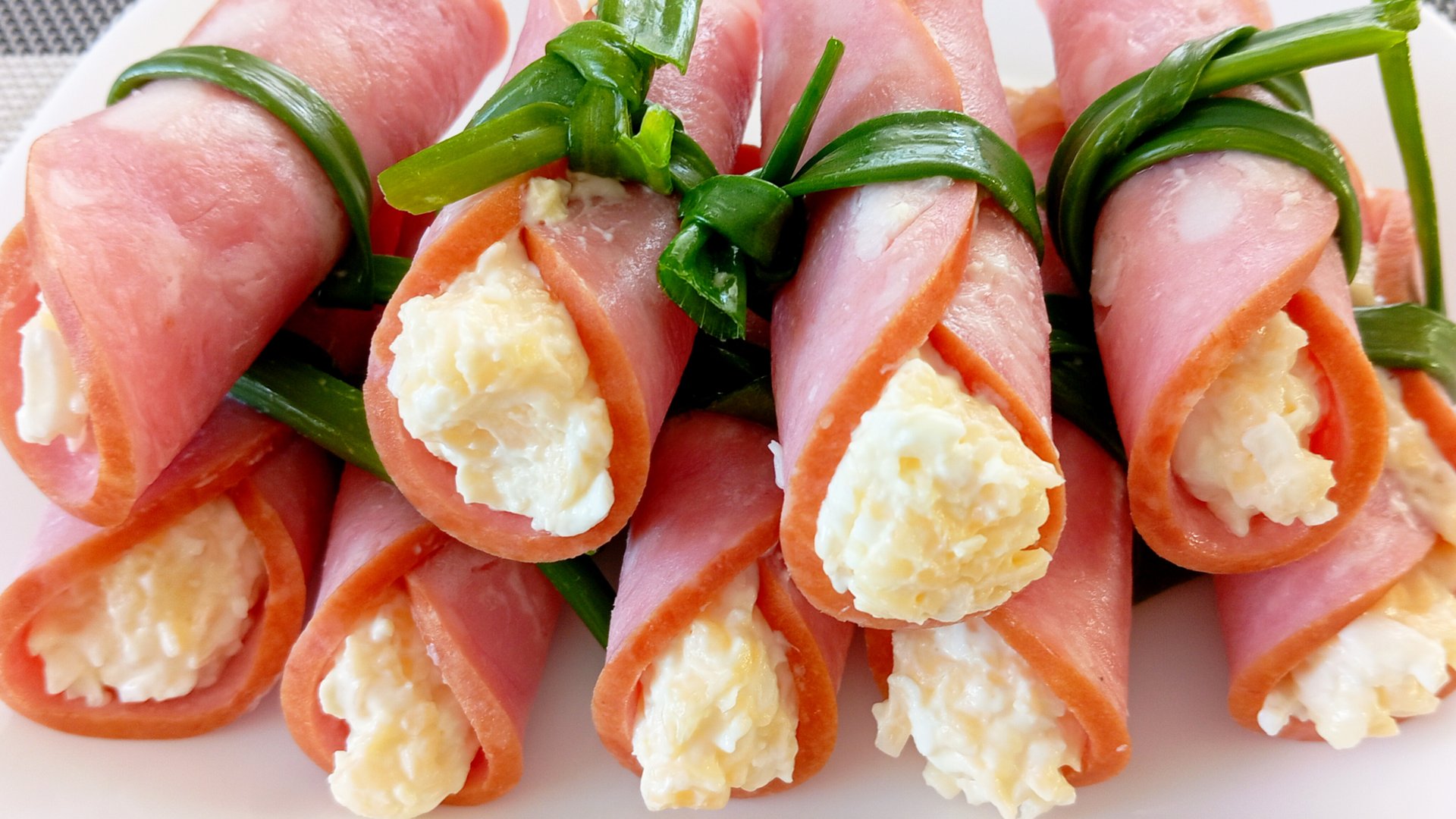 Рулетики 🫔 из ветчины с яйцом 🥚, сыром 🧀 и чесноком 🧄. смотреть онлайн