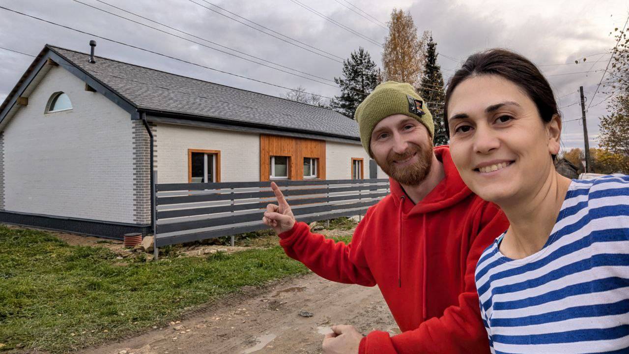 Самый необычный дом во всей деревне и работы на участке. смотреть онлайн