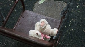 Шестилетнюю девочку изнасиловали и бросили в яму к телу ее младшей сестры