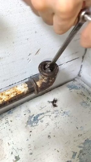 Как открутить треснувшую у основания трубу