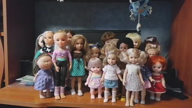 Распаковка старой кукольной кроватки, примеряю туфли куклам