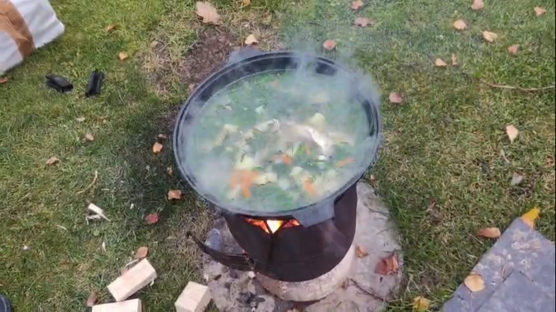 Уха в казане на даче. Быстро, вкусно. смотреть онлайн