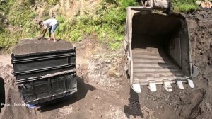 Строительство, экскаватор копает песок