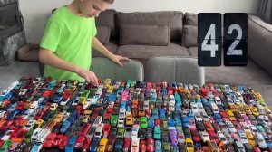 Марк повсюду играет с крошечными машинками