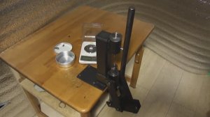 Станок для штамповки пулек к пневматическим игрушкам . Матрица с дозируемым выходом свинца..