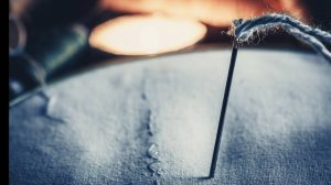 Иголка в косяке двери- знак беды. Что делать?