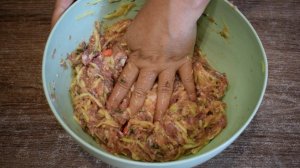 Перемешайте фарш с манкой! Век живи-век учись! Долго искала и наконец-то нашла правильный рецепт