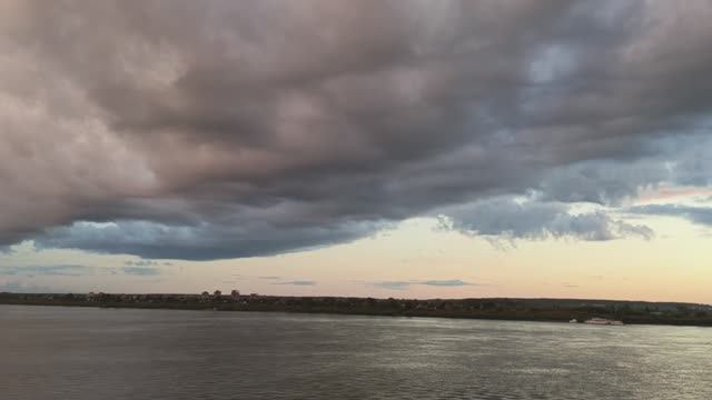 Тучи и закат над рекой Томь в Томске. смотреть онлайн