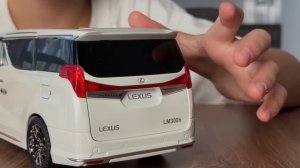 Марк распаковывает роскошный минивэн Lexus LM300 в масштабе 1_18 и упаковывает сумки из V-класса