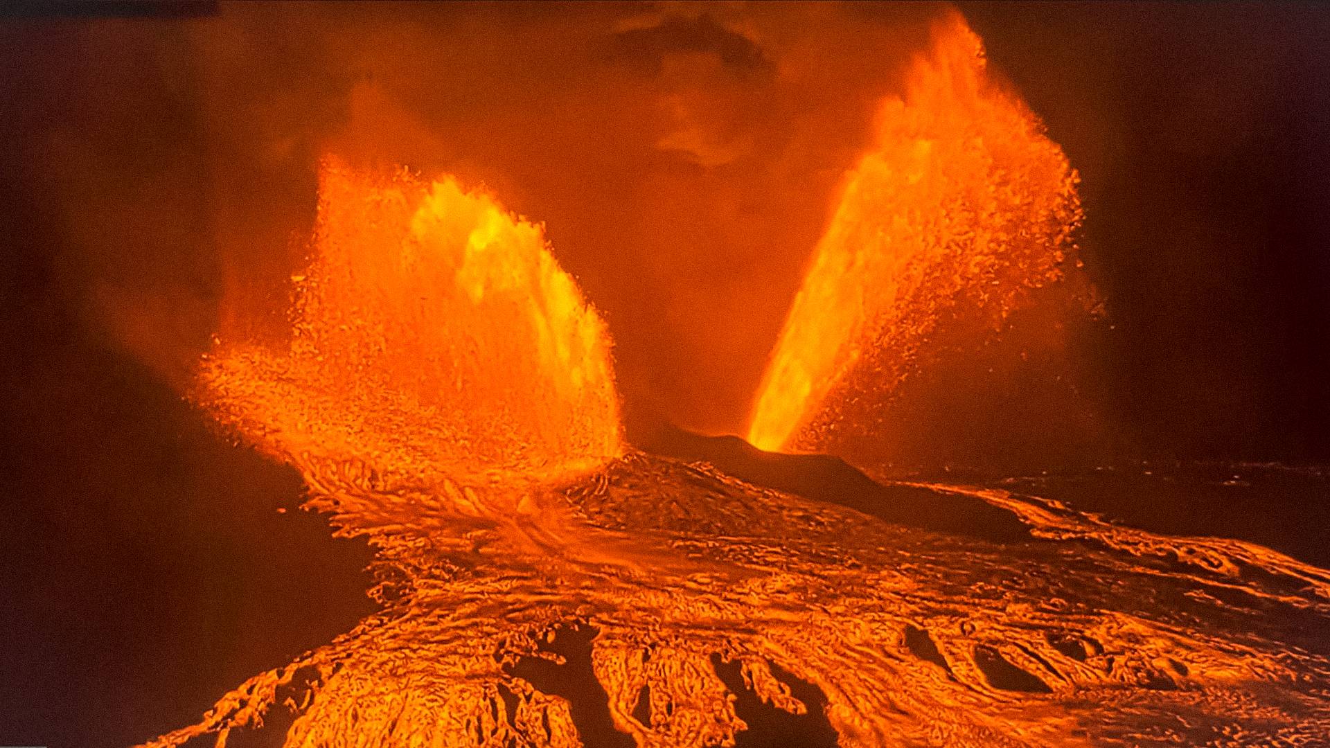 Вулкан Килауэа на Гавайях выпустил рекордный фонтан лавы на высоту 500 метров смотреть онлайн