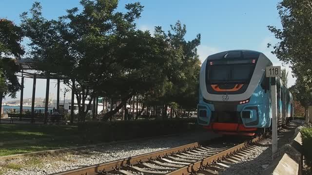 Набережная и железная дорога в Феодосии (Крым). смотреть онлайн