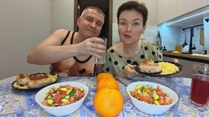 Мукбанг ПЯТНИЦА погода ШЕПЧЕТ Вован ЗАБРАКОВАЛ ужин! Опять КОСЯКНУЛА! Семейный ужин в России