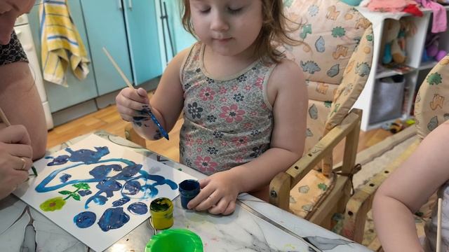 Близнецы рисуют