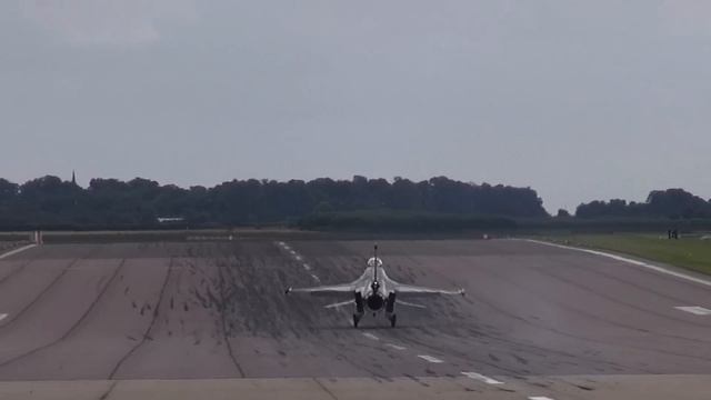 Turkish F-16 Pilot Ducks Under The Glide Slope, Low Over The Plane Spotters. смотреть онлайн
