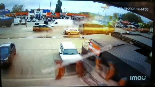 'Ланцет' наносит удар по грузовику Всу в г. Изюм 💥🇷🇺👊 смотреть онлайн