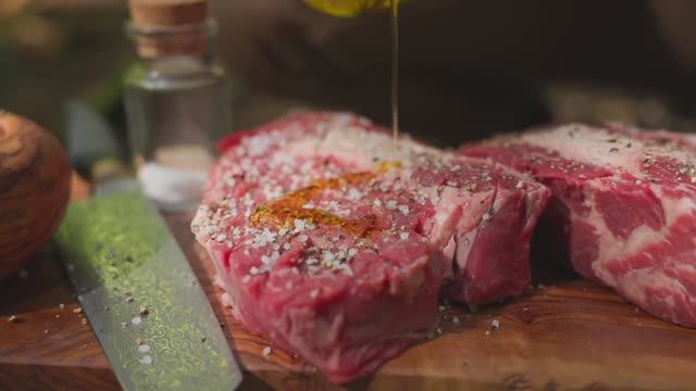 Примитивное приготовление стейка в глиняной печи смотреть онлайн