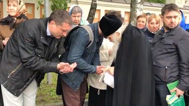 Схиархимандрит Илий благословляет всех после утренней службы